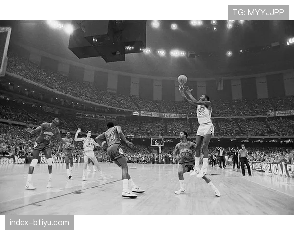 乔丹·奥特信任战术奏效 格林压哨绝杀背后是教练组无条件支持